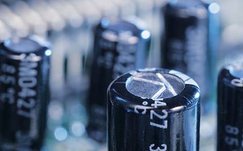 哪些材料會影響超級電容器的性能？