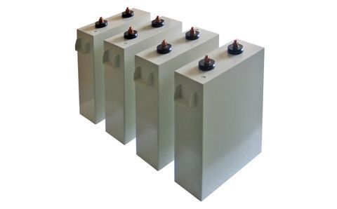 如何區分電容器的正負極？